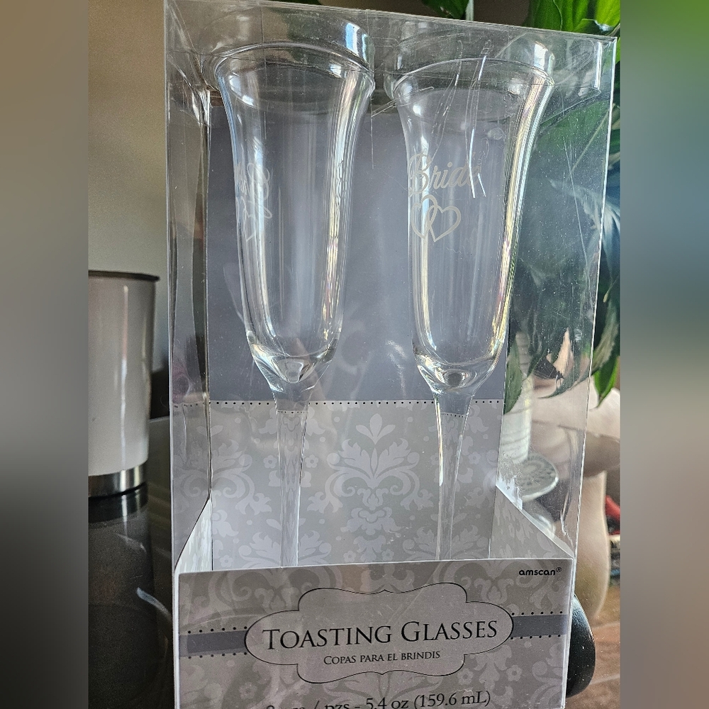 Amscan White Drinkware Set for Elegant Dining